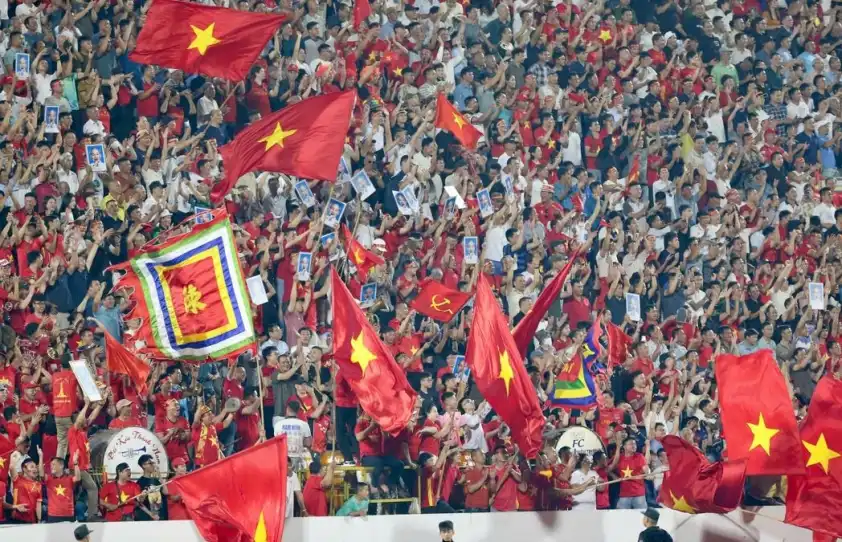 SVĐ Thiên Trường phủ kín sắc đỏ khi ĐT Việt Nam tiếp đón Malaysia